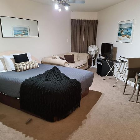 Oceanside Resort Internal Ground Floor Studio Unit Privately Owned In Mt Maunganui No External Window Or Air Conditioning ماوْنت مونغانيو المظهر الخارجي الصورة