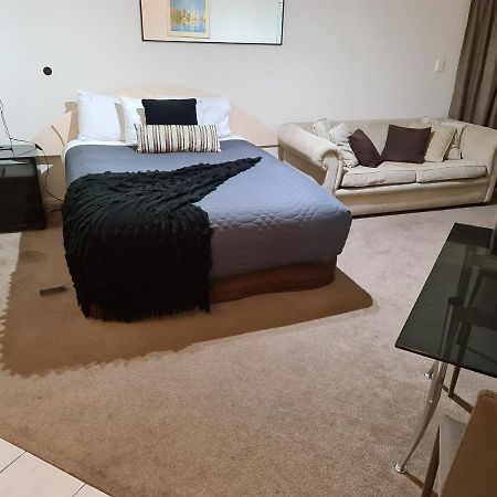 Oceanside Resort Internal Ground Floor Studio Unit Privately Owned In Mt Maunganui No External Window Or Air Conditioning ماوْنت مونغانيو المظهر الخارجي الصورة