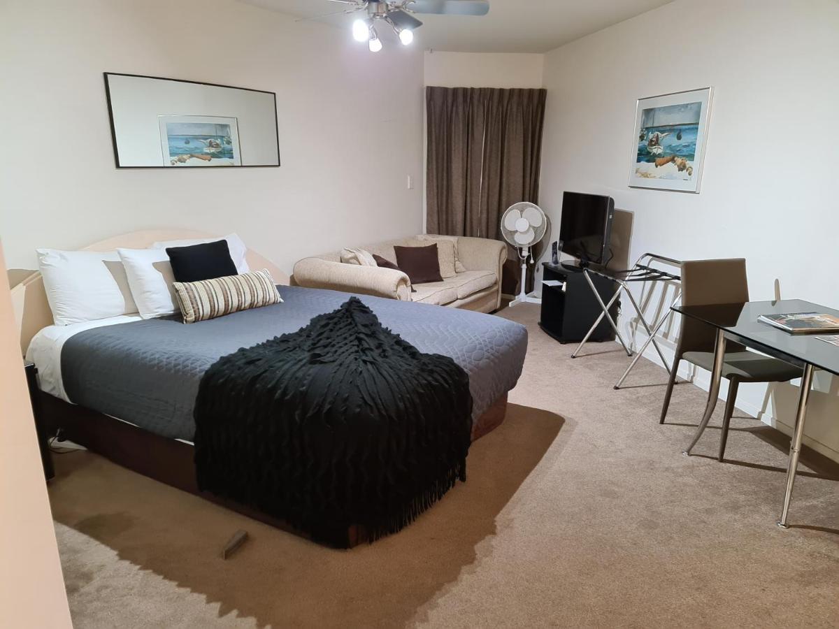 Oceanside Resort Internal Ground Floor Studio Unit Privately Owned In Mt Maunganui No External Window Or Air Conditioning ماوْنت مونغانيو المظهر الخارجي الصورة