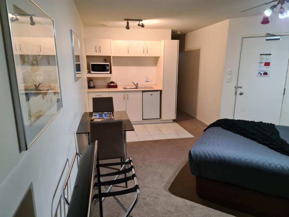 Oceanside Resort Internal Ground Floor Studio Unit Privately Owned In Mt Maunganui No External Window Or Air Conditioning ماوْنت مونغانيو المظهر الخارجي الصورة